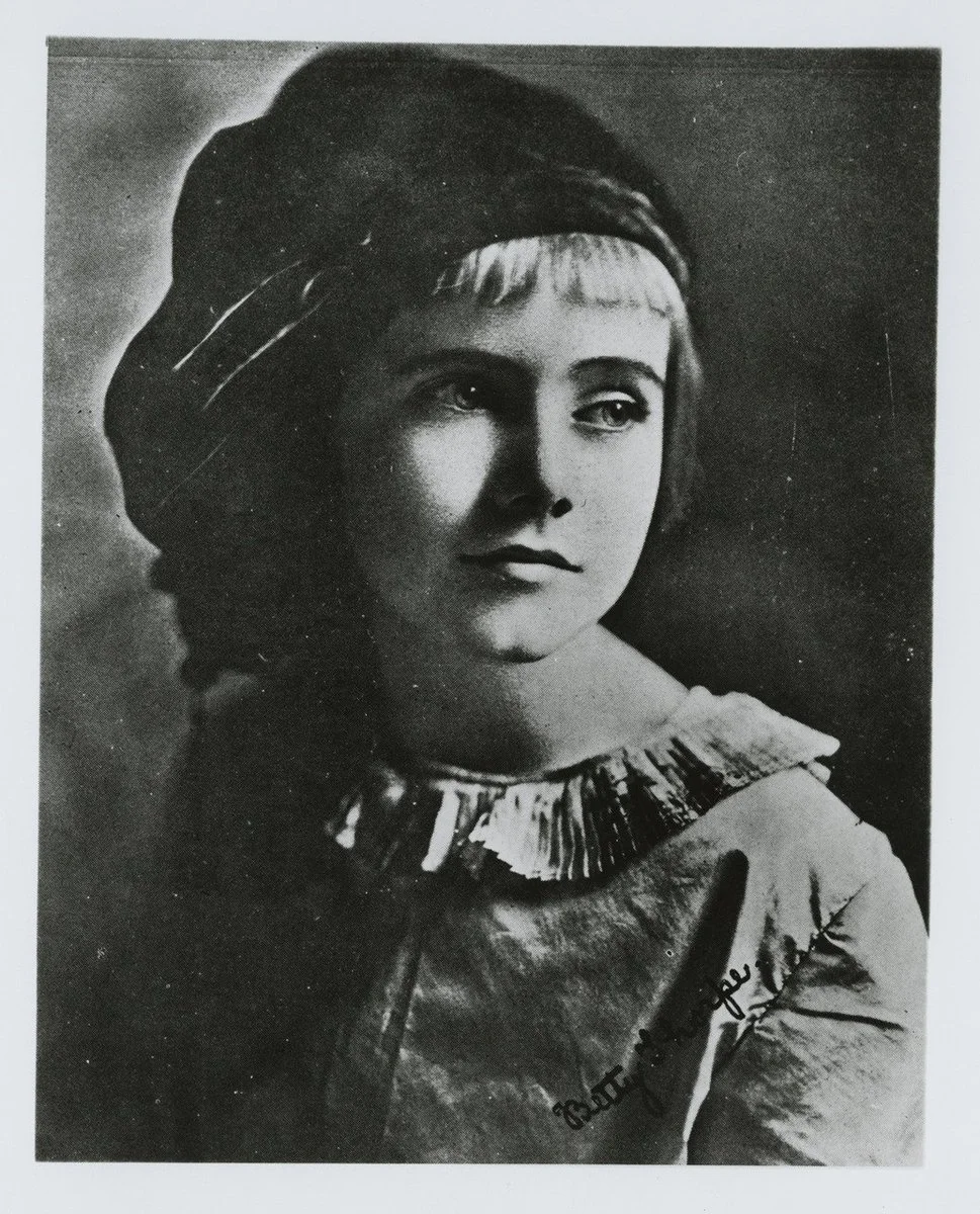  Betty in her younger years. 