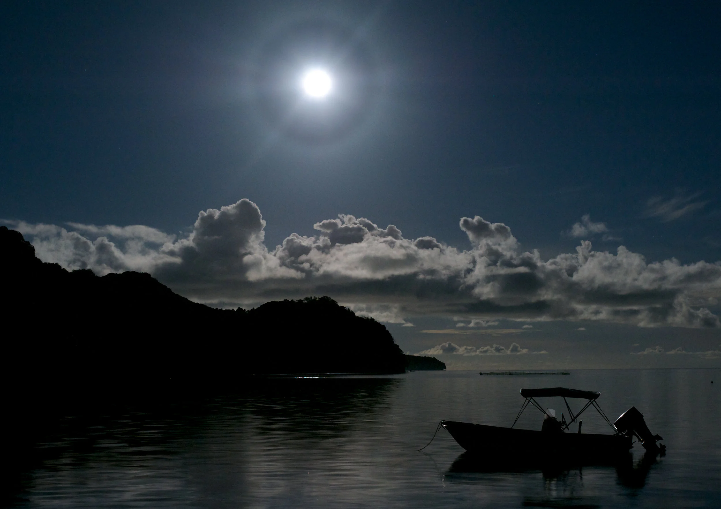 boat moon 22halo.jpg