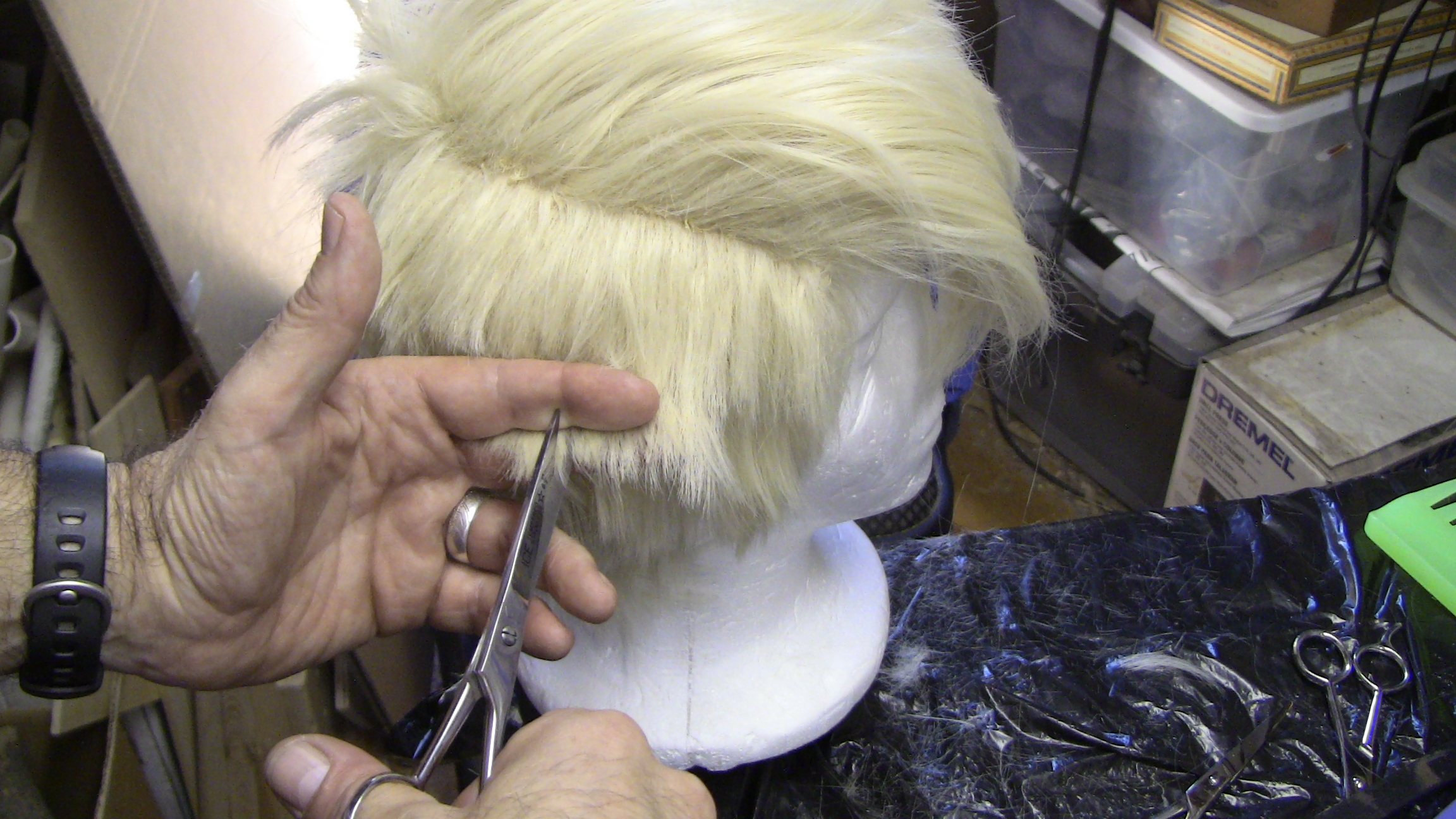 Cutting in towards the head avoids the blunt blocks of tufts left by horizontal cuts.
