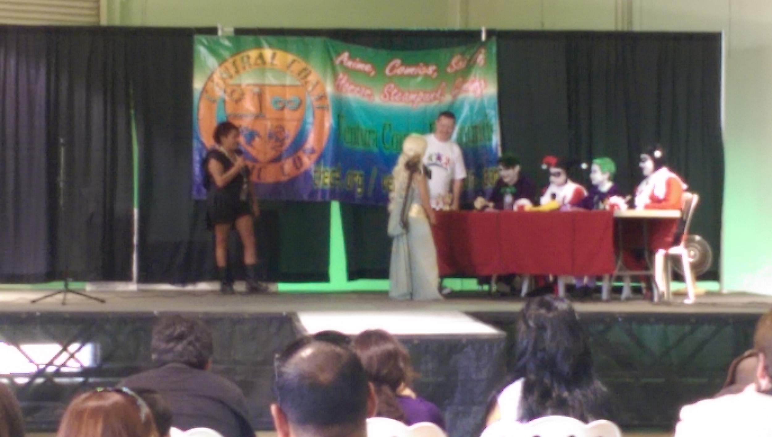 A tiny Daenerys meeting with the judges in the kids cosplay competition