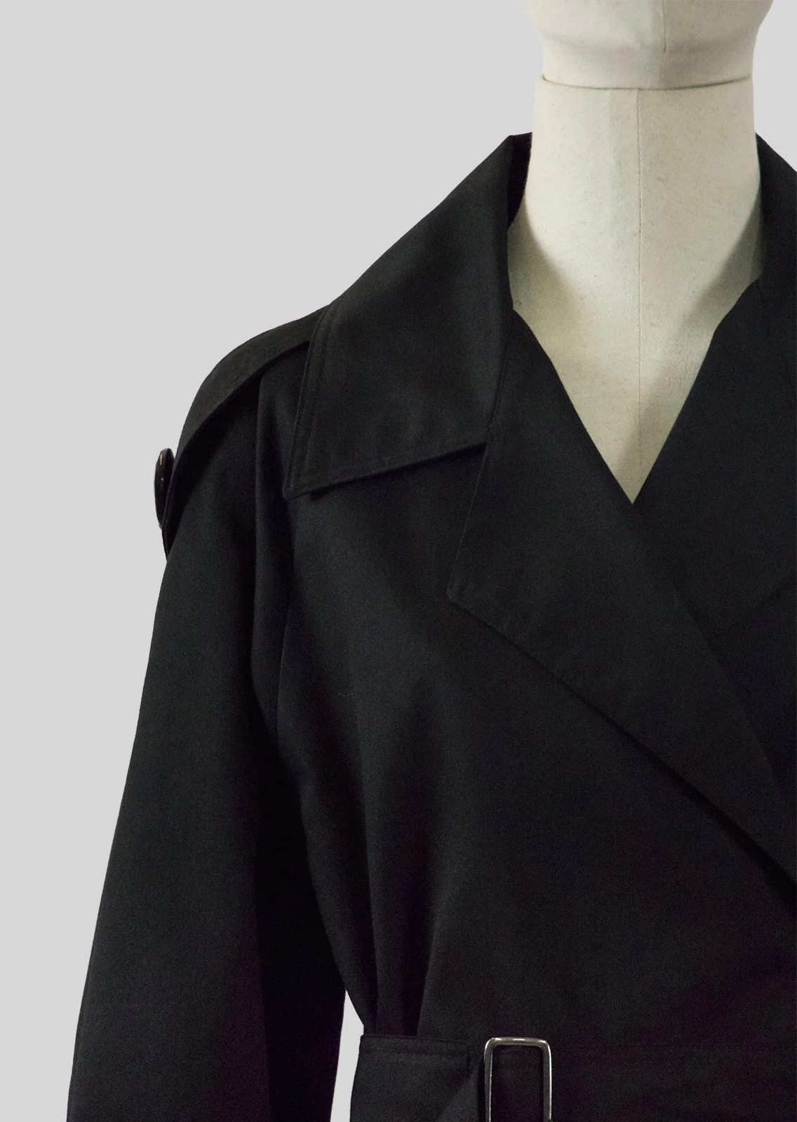 Gabardina-negra-solapa-web.jpg
