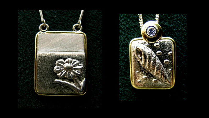 Small flower and seashell bas-reliefs in 18 karat palladium white gold and yellow gold.