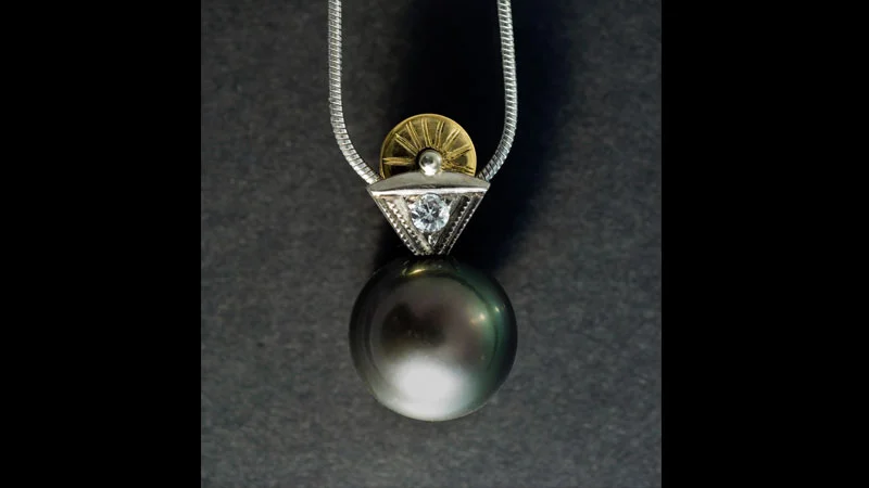 Mechanical black pearl pendant