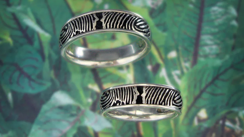 Finger print rings in 18 karat white gold with oxidized background,