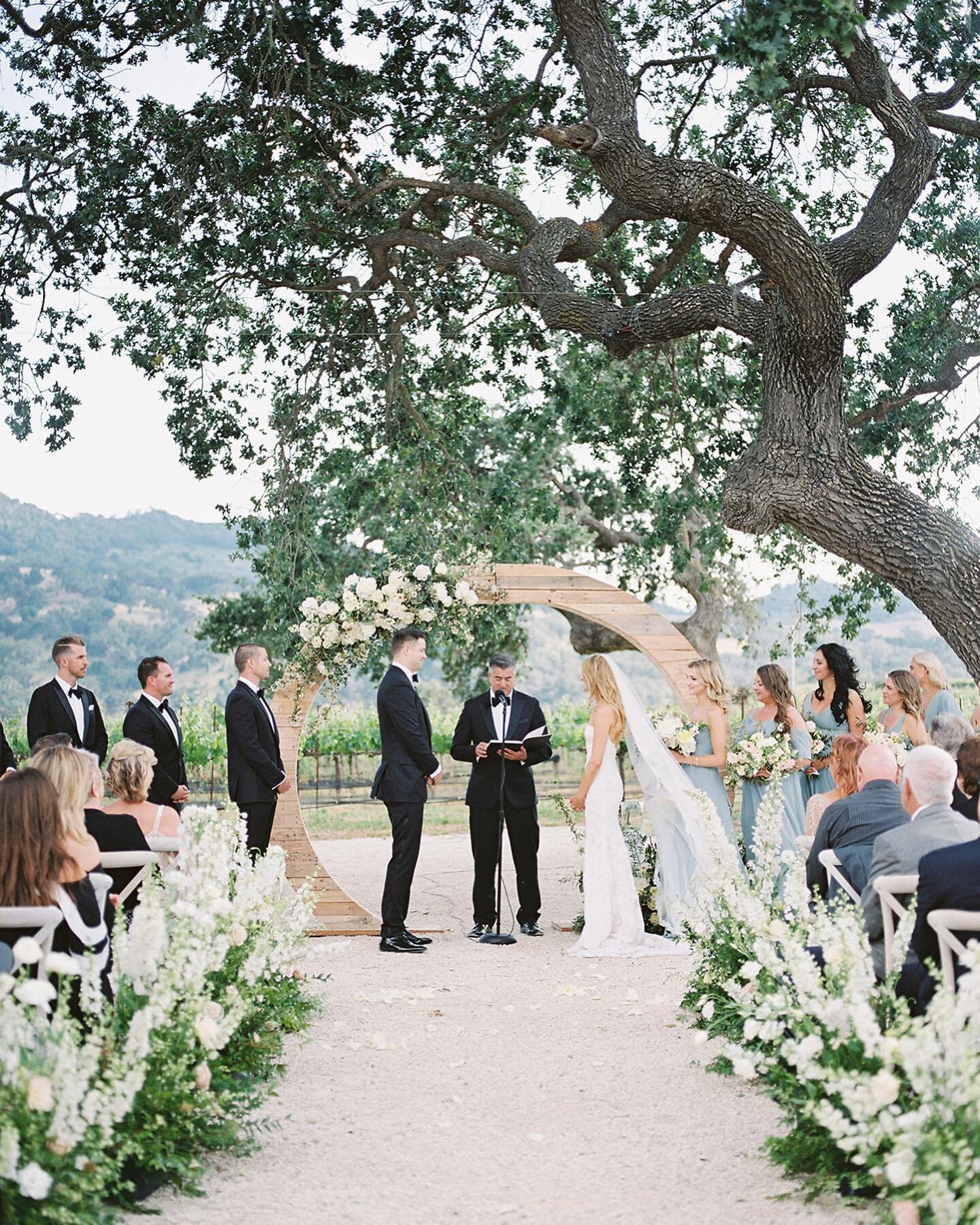 Hi friends! @jennyquicksall here for day 2 of my IG takeover! Today I&rsquo;m sharing a wedding from one of my favorite venues here in California!

#contax645photo #filmphoto #goodmanfilmlab #goodmanfilmlabtakeover #destinationfilmweddingphotographer