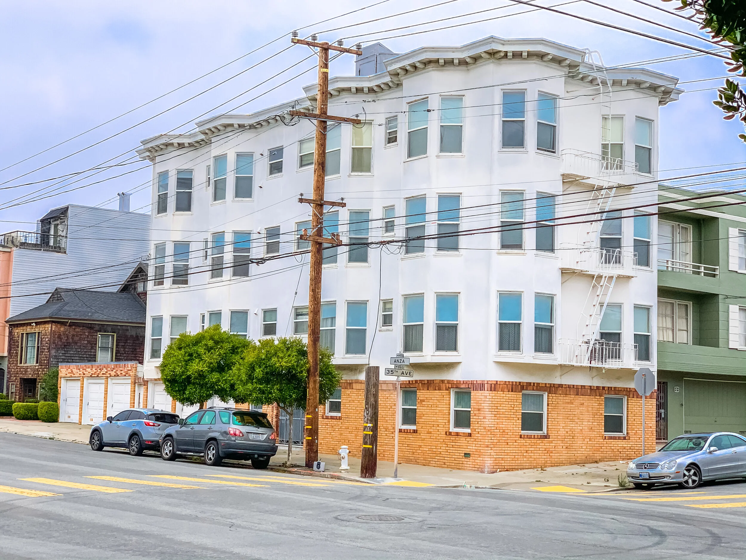 This apartment located next to the busy Geary Boulevard corridor consists of seven 1-bedroom units with the potential to easily convert to 2 bedroom units.
