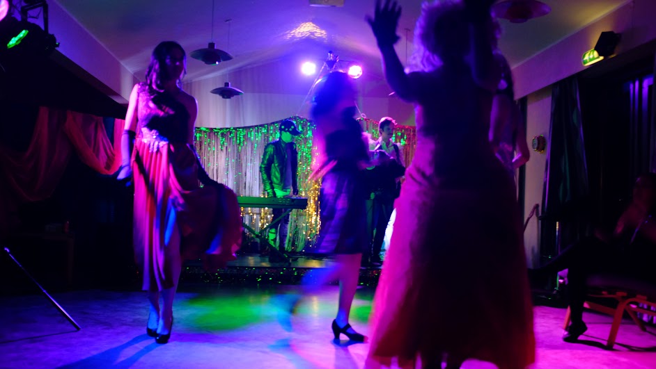 Francis dancing with the Club Diamond queens on the last night, 1984. (photo by Petter Karlsson)