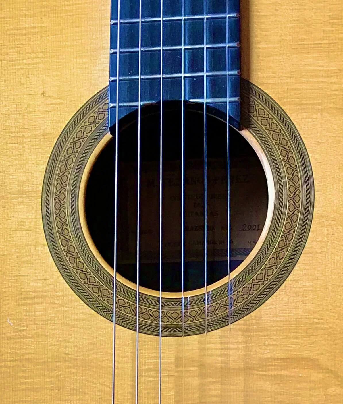 2001 M. Tezanos-Perez Model Maestro Concert Classical Guitar