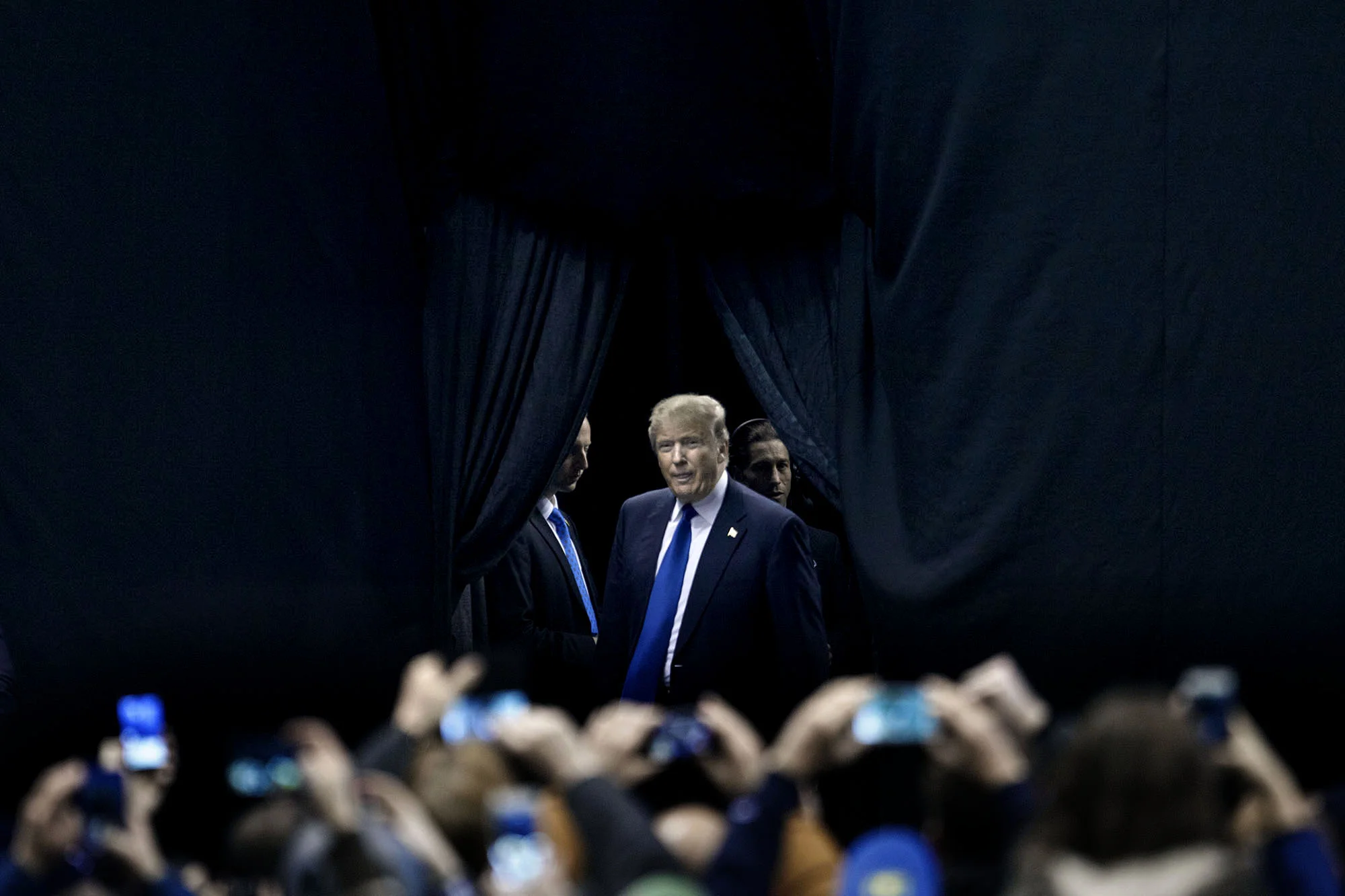 Donald Trump kommer in i en arena i Manchester, New Hampshire för att hålla ett tal. 8 februari, 2016. Foto: Thomas Nilsson