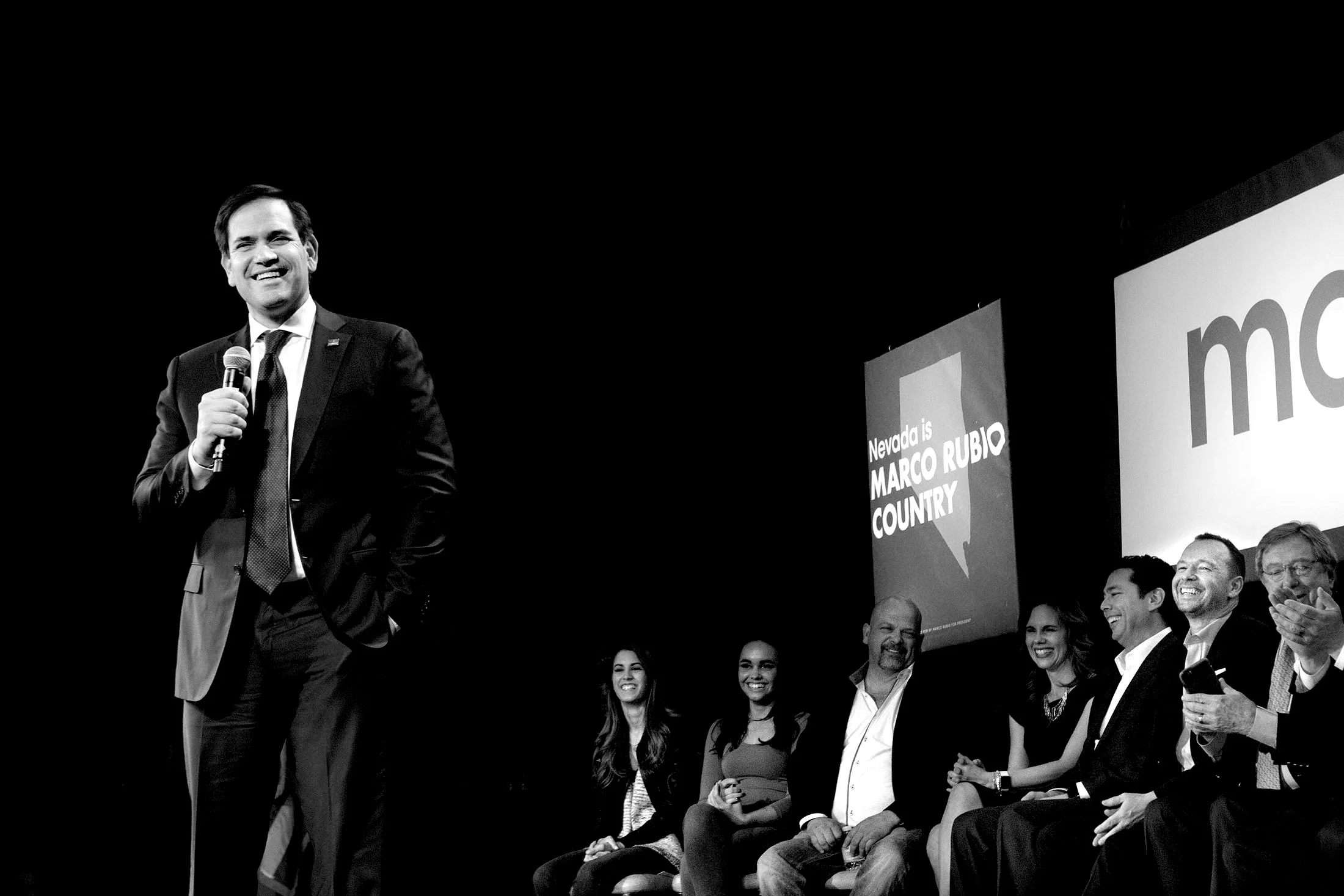 Marco Rubio på kasinot Texas Station. I bakgrunden (tvåa från höger) syns före detta pojkbandsstjärnan Donnie Wahlberg från New Kids on the Block som uttalade sitt stöd för Rubio den här kvällen. Men det blev aldrig något "photo-op" med dem tillsammans. Kanske var det ingen slump.