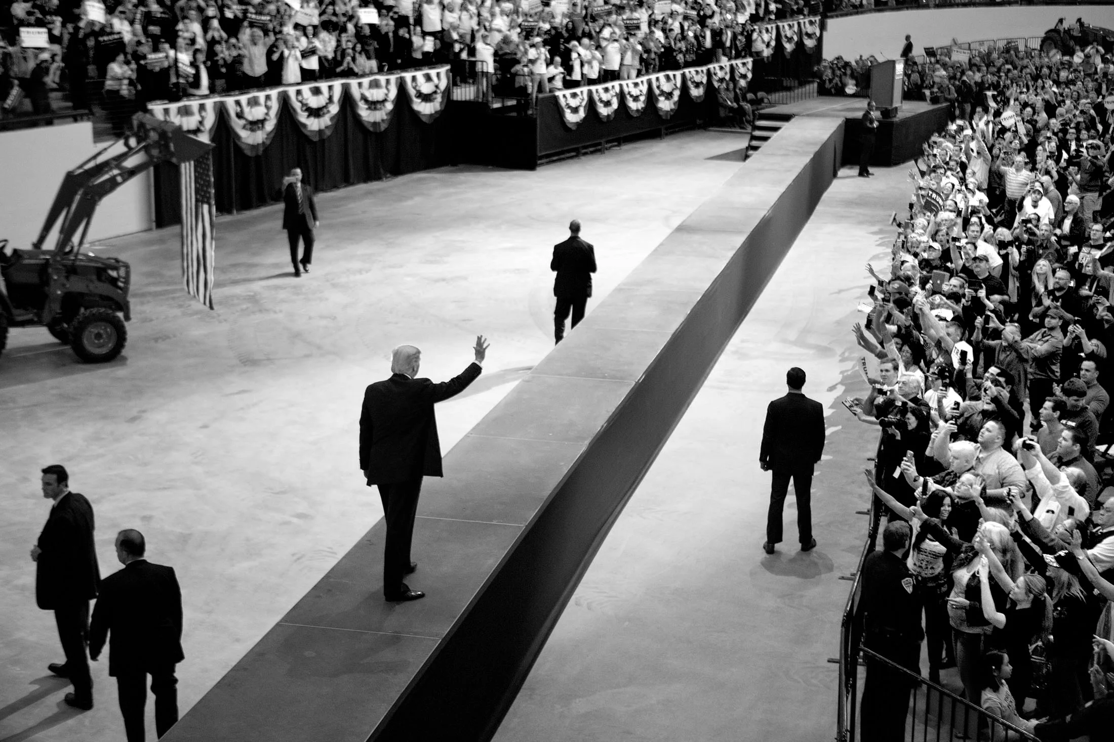 Donald Trump gör entré på South Point Arena inför tusentals supportrar kvällen innan valet i Nevada.