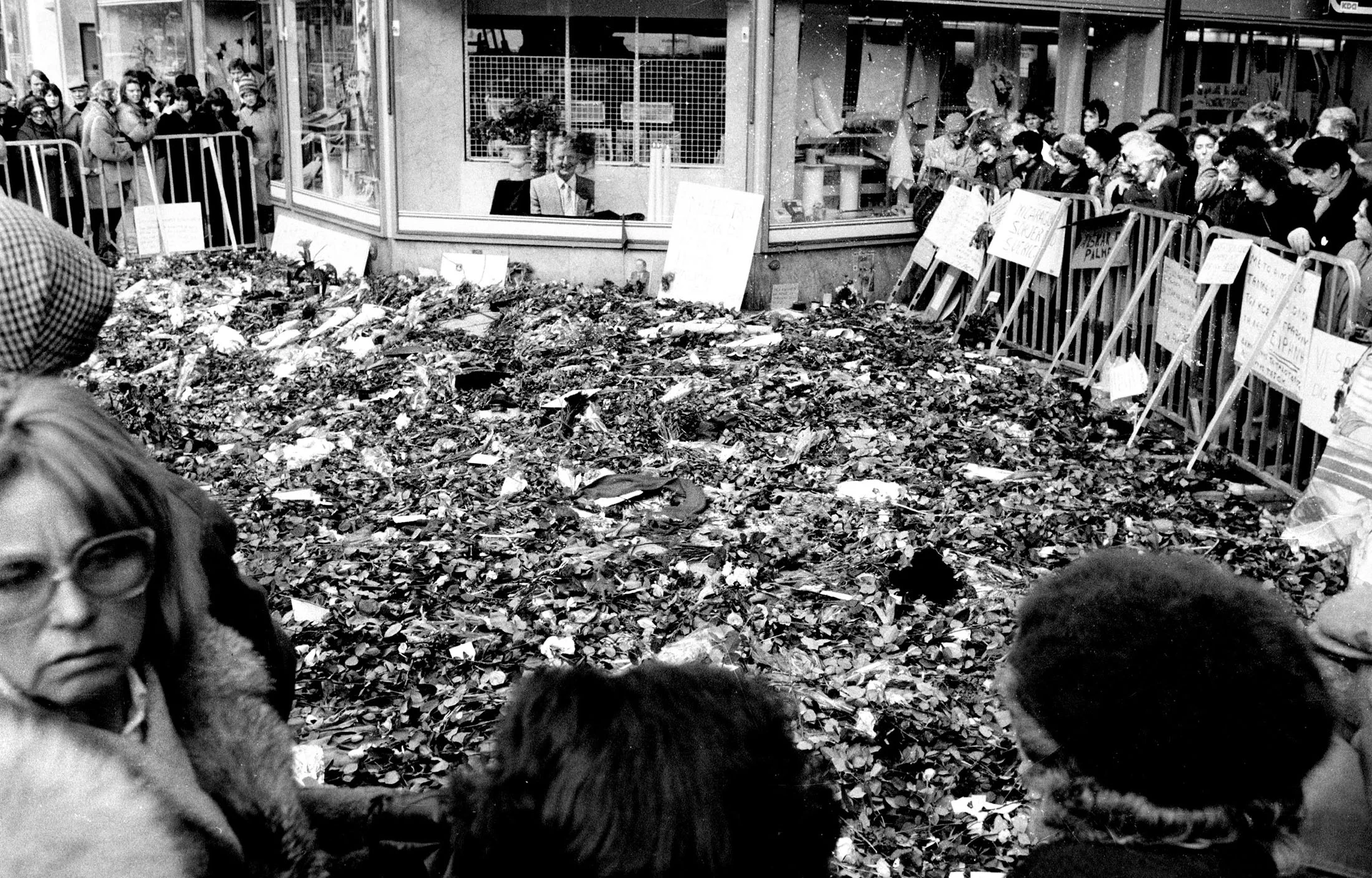 Tunnelgatan/Sevavägen: Platsen där Olof Palme sköts till döds fylldes snabbt av ett blomsterhav och sörjande människor. Jag tog bilden den 2 mars, 1986.