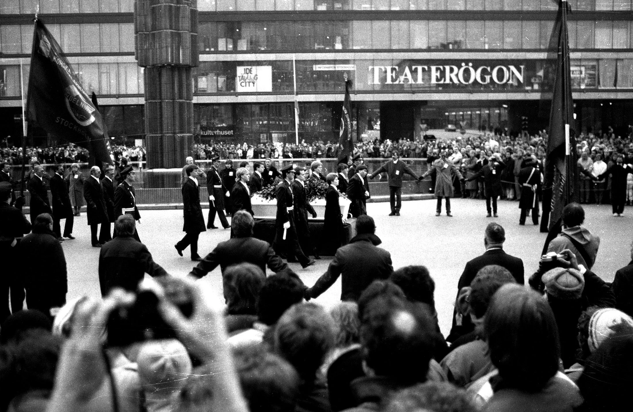 15 mars, 1986. Olof Palmes kista passerar Sergels Torg på väg till Stockholms Stadshus. Jag var inte där på uppdrag utan åkte in till stan med min bror Johnny för att vi kände att vi behövde vara där. Vi stod i många timmar och frös innan kortegen kom.