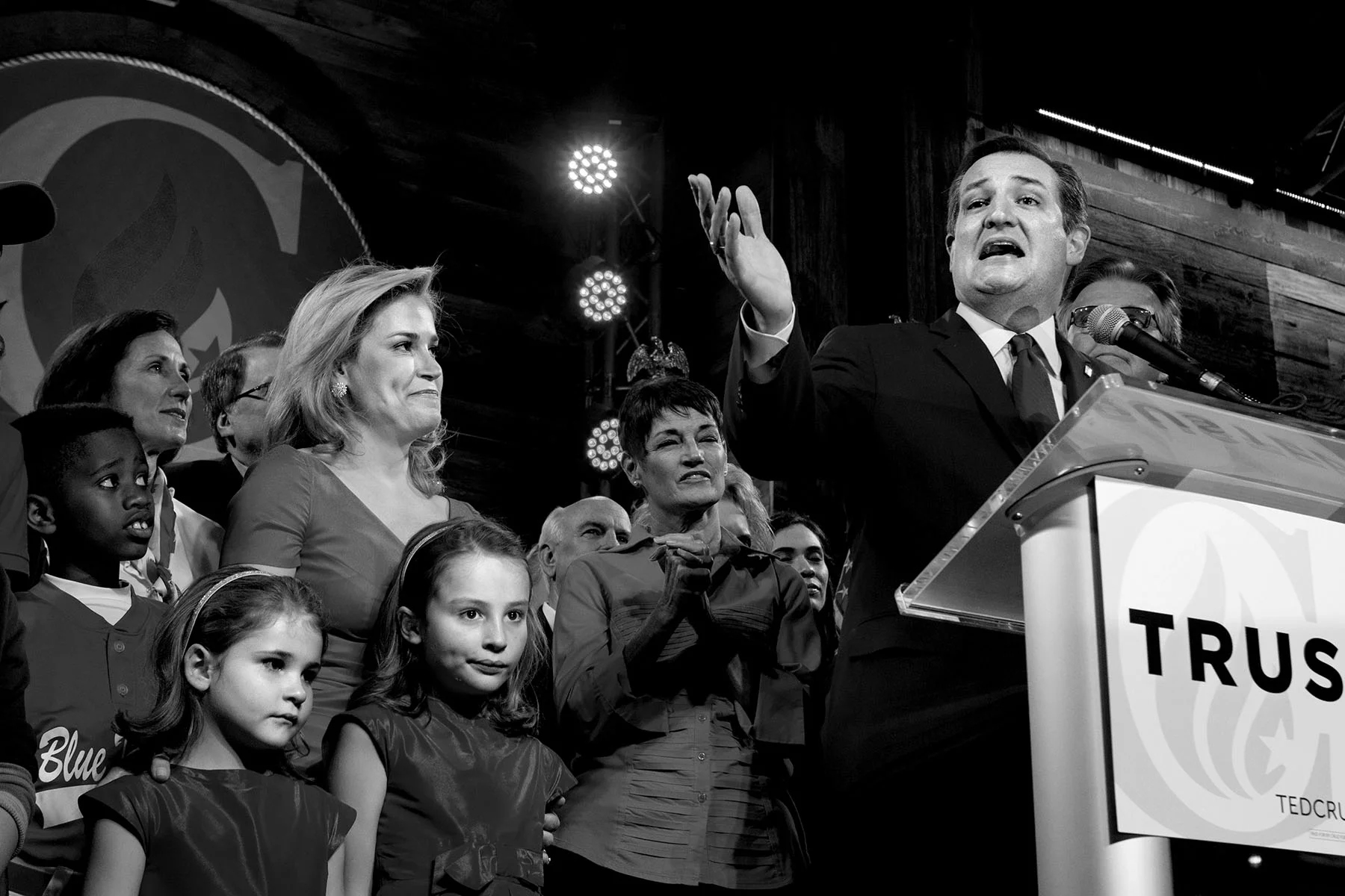 Ted Cruz håller tal efter att ha vunnit prinärvalet i Texas. Til vänster är hans fru Heidi och deras två döttrar.