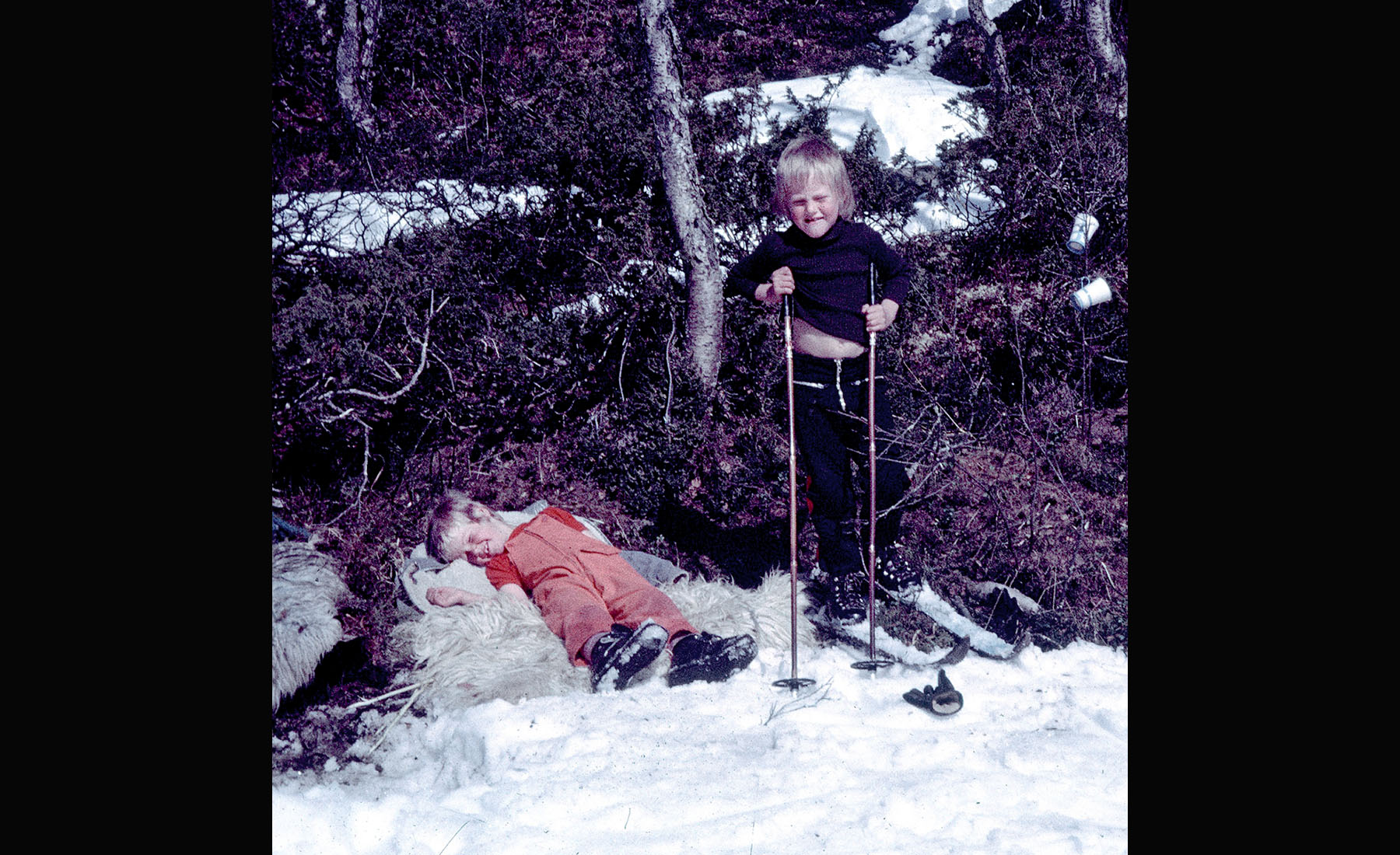 Jag (till höger) och min lillebror Johnny i Fjällnäs i början av 70-talet, innan vi hade börjat åka slalom.