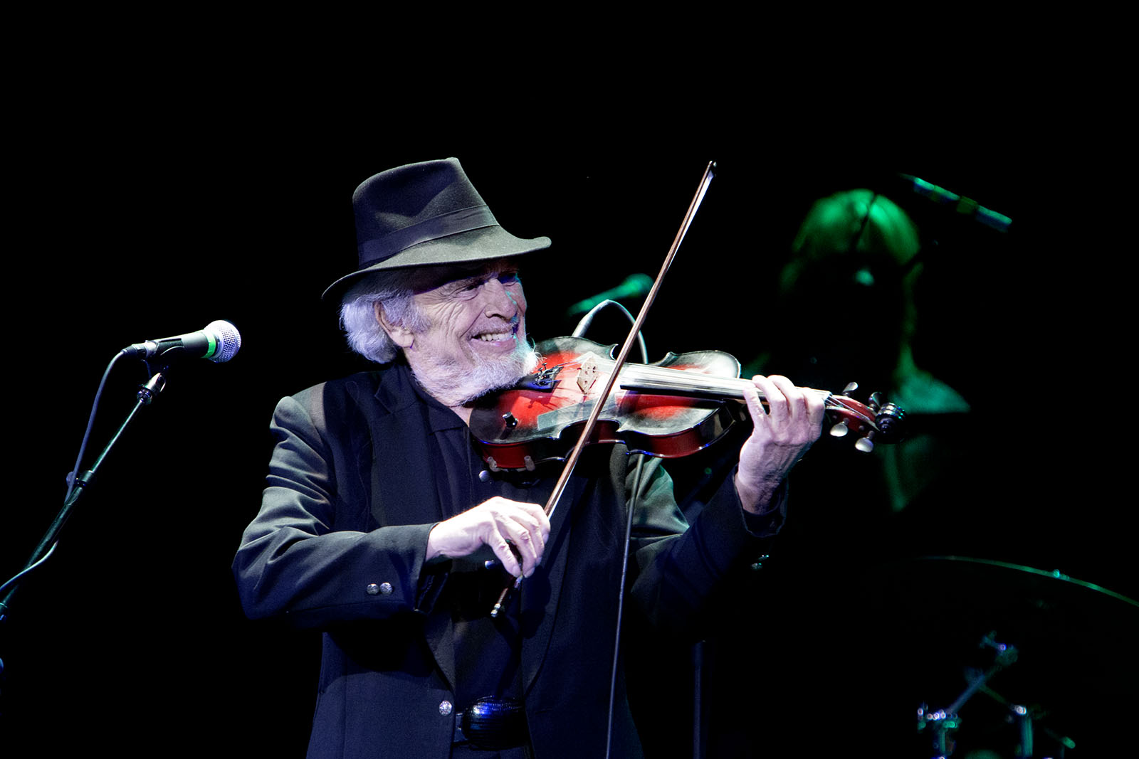 Merle spelade även fiol under ett par låtar på Music Hall i Tarrytown.