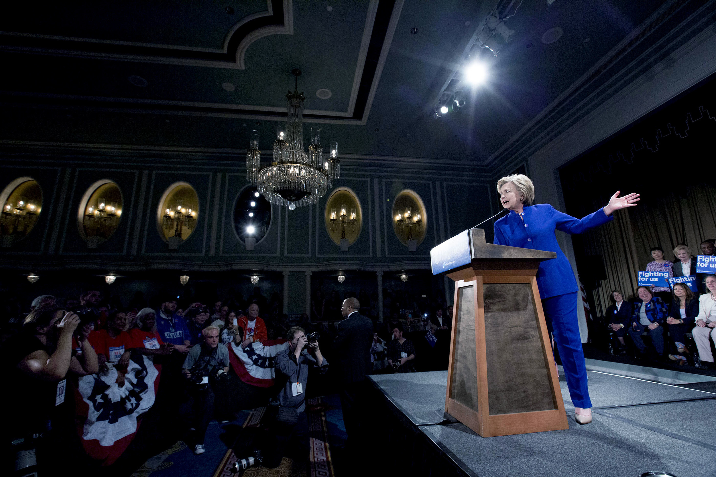 Hillary Clinton håller tal på Hilton i Midtown Manhattan inför ca. 6-700 personer dagen efter Bernie talade inför 28.000 anhängare i Brooklyn. På Hillarys valmöte lyckades jag, till skillnad från dagen innan, få fem minuter (men inte mer) framför scenen vilket ju skapar mer närhet i bilderna. 