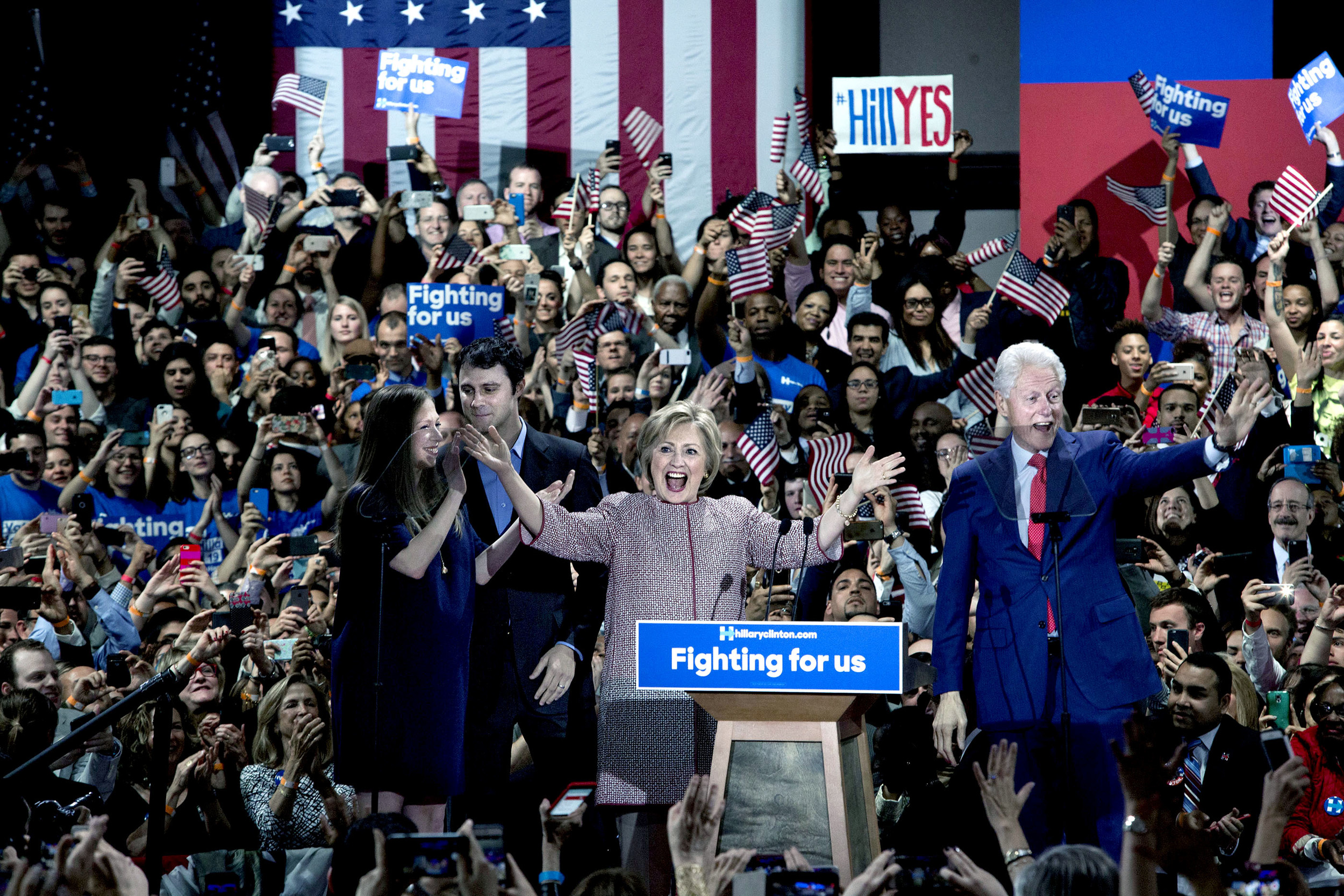 Efter att det står klart att Hillary har vunnit primärvalet i New York kommer hon upp på scenen på sin valvaka tillsammans med Bill och dottern Chelsea och dennes man Marc Mezvinsky. Blev en ok bild men hade såklart helst varit utan teleprinterns glasskivor i ansiktet på Bill och Chelsea. 