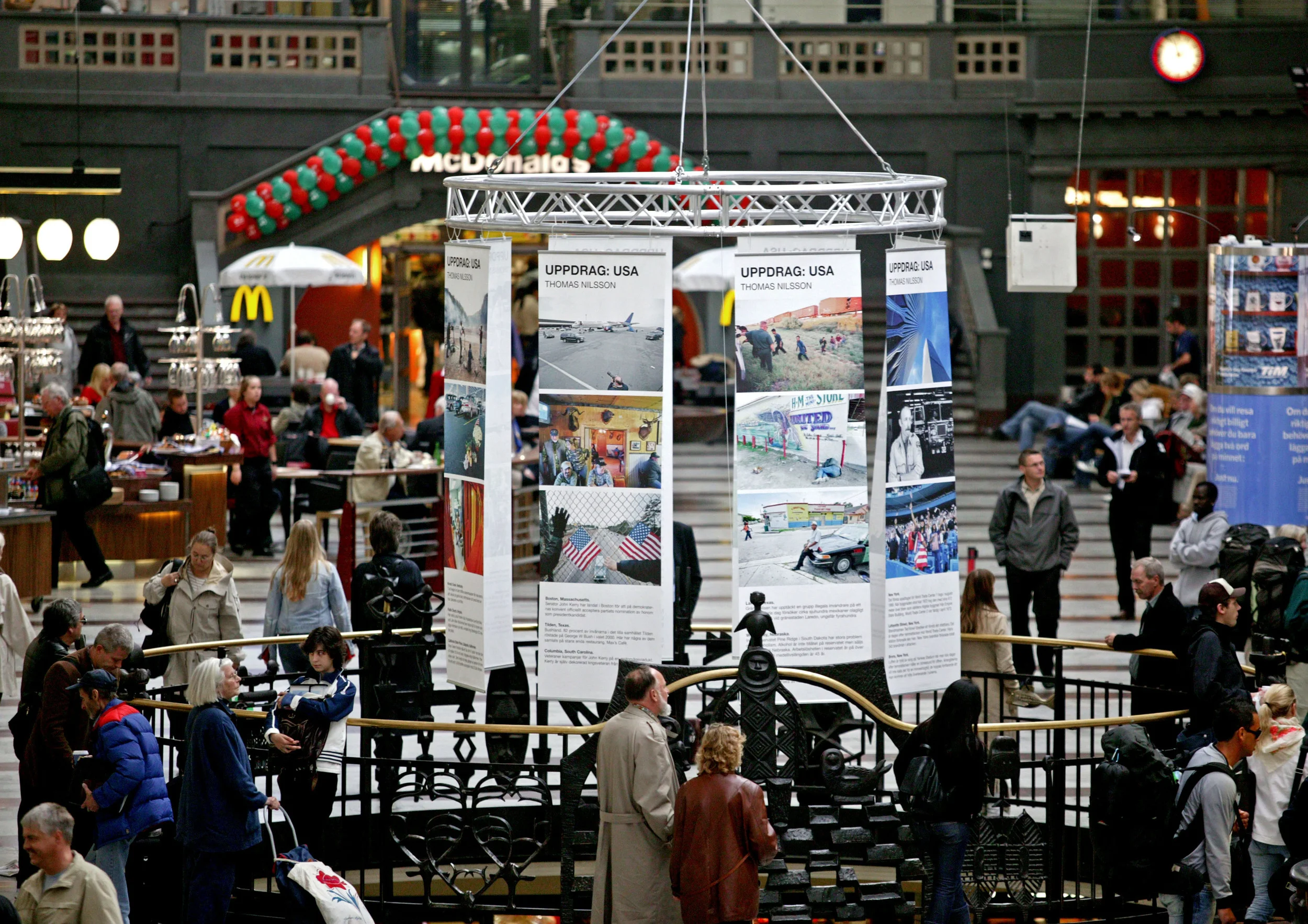 September 2004. Uppdrag: USA (Assignment: USA) - Exhibition at Stockholm Central Station. Read more here.