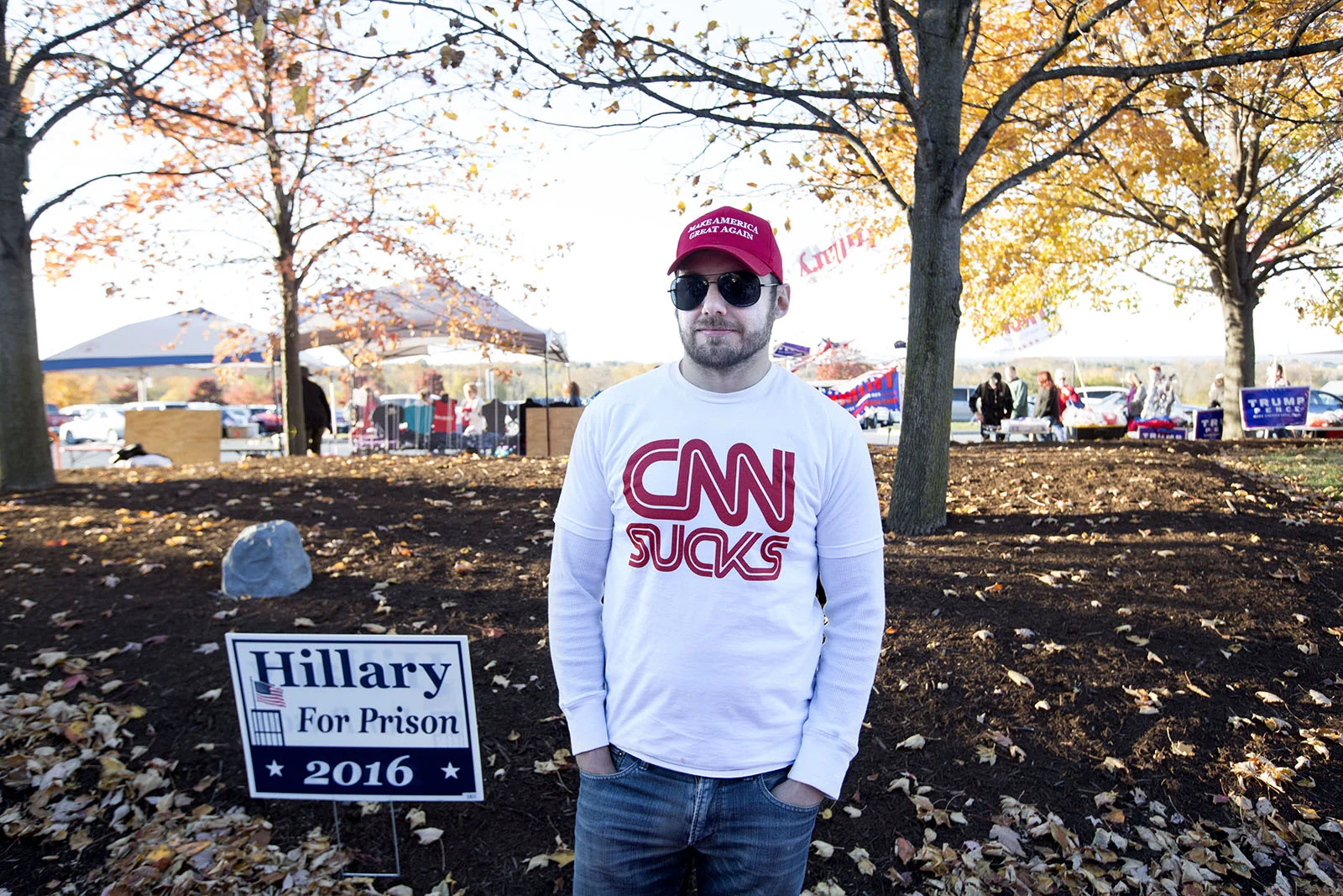 Bilden är tagen fyra dagar innan presidentvalet, utanför arenan i Hershey, Pennsylvania där Donald Trump snart ska hålla ett valmöte under vilket publiken tidvis skanderade just orden "CNN Sucks".