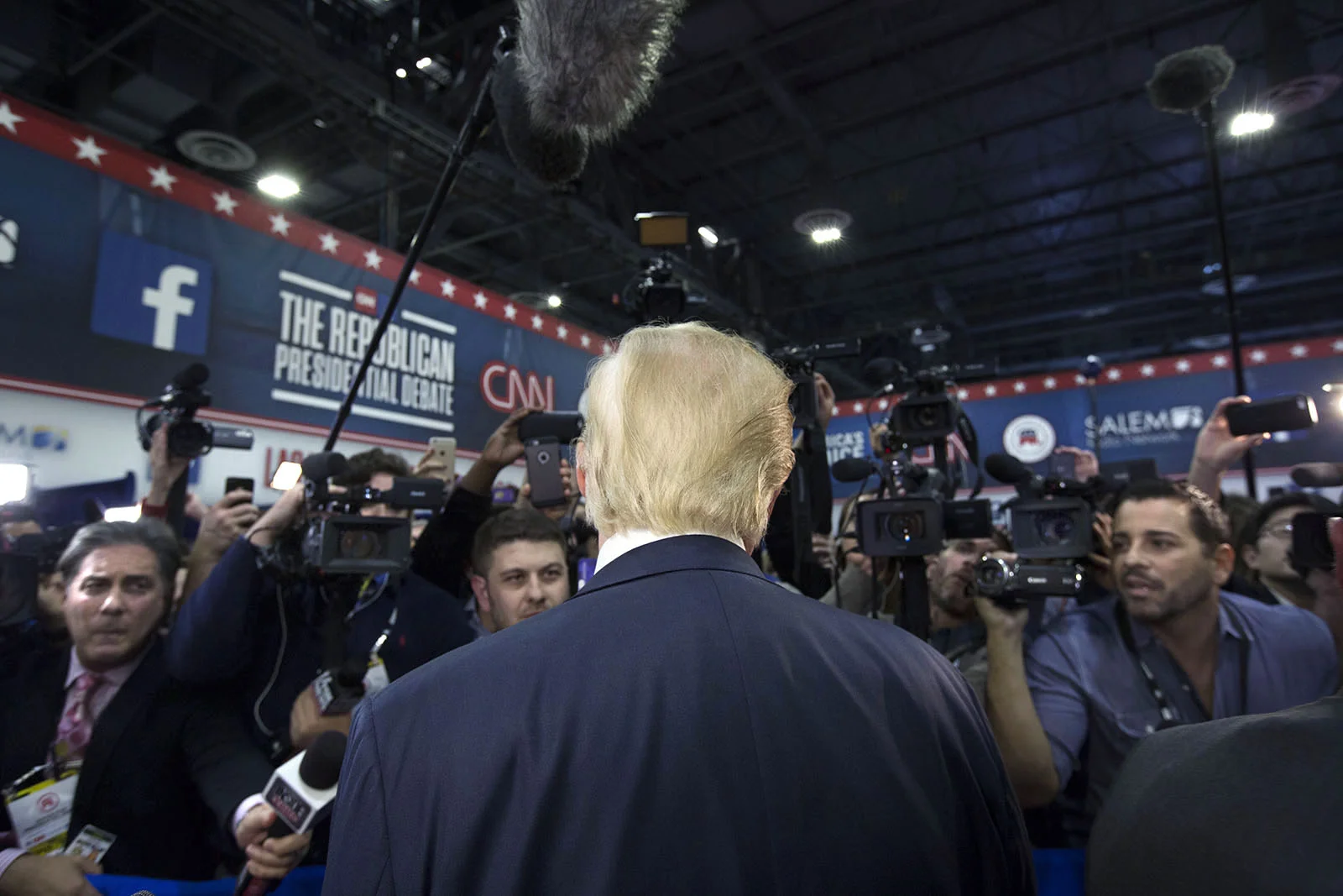 December 2015: Donald Trump pratar med media i pressrummet efter en av republikanernas primärvalsdebatter i Las Vegas. Traditionellt så brukar de ledande kandidaterna inte komma ut och prata med media efter debatterna men Trump gjorde ofta det, till och med efter en av de tre presidentdebatterna mot Hillary Clinton. Något som normalt aldrig sker.