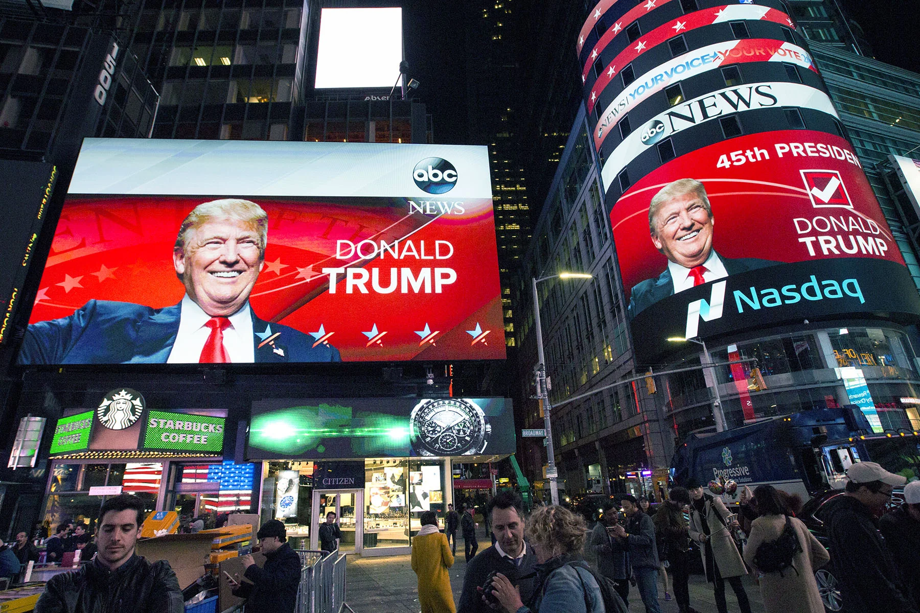 Times Square klockan tre på valnatten, strax efter att Donald Trump höll sitt segertal på Hilton några kvarter därifrån.