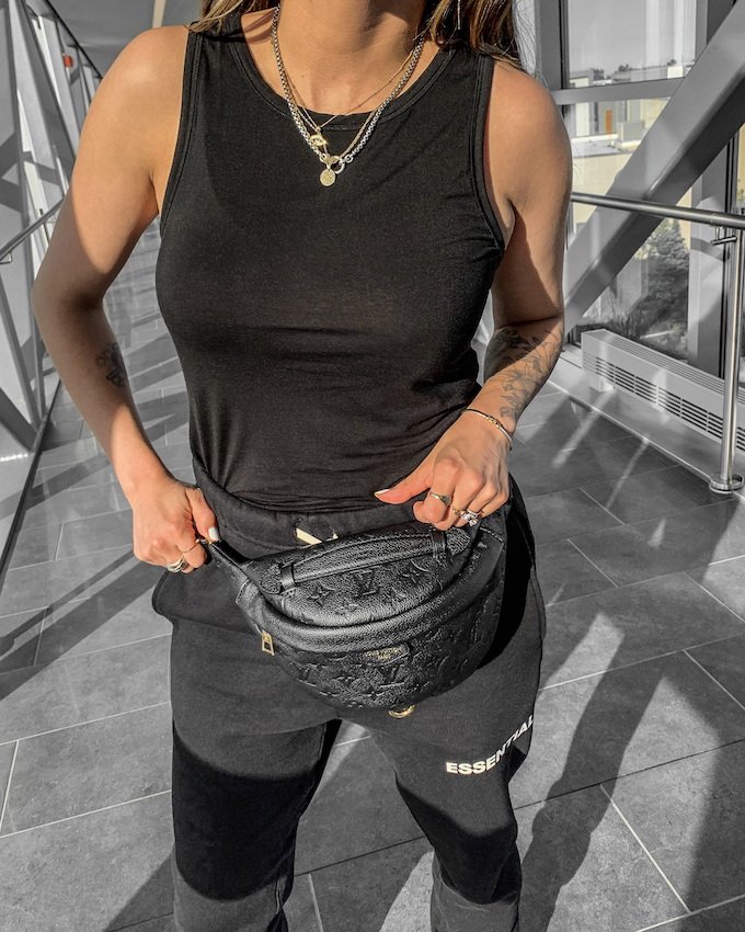 What fits on the new #lvhighrisebumbag i am acusado really