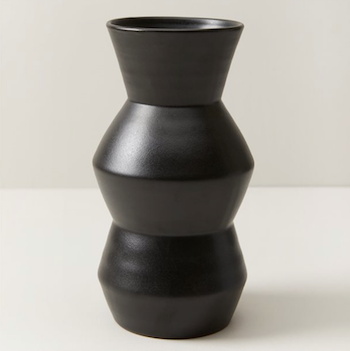 modern black vase.png