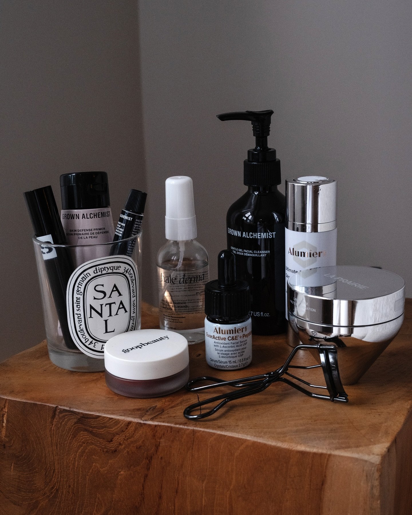 Current skincare routine, Tabi combat boots and living room lamps. 💡 

#homedecorating #minimalstyle #minimalfashion #minimaldesign #minimaldecor #maisonmargiela #mm6 #maisonmargielatabi #tabiboots #livingroominterior #roveconcepts
