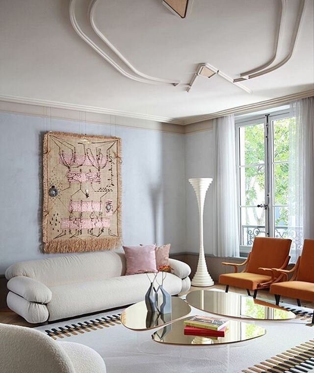 The soft elegance of this residence by Italian design studio @marcantetesta soothes my soul. My eye goes straight to the textile based artwork  by Marie-Claire Messouma who masterfully blends her West African and French Caribbean heritage to create m