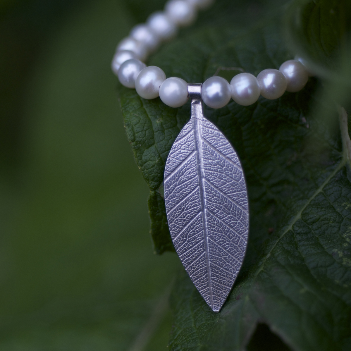 Leaf on freshwater pearl necklet 1.jpg