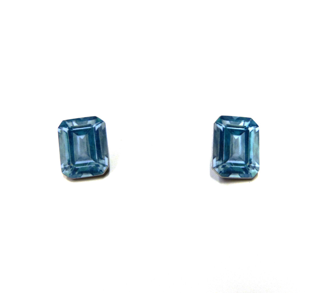 Single emerald stud