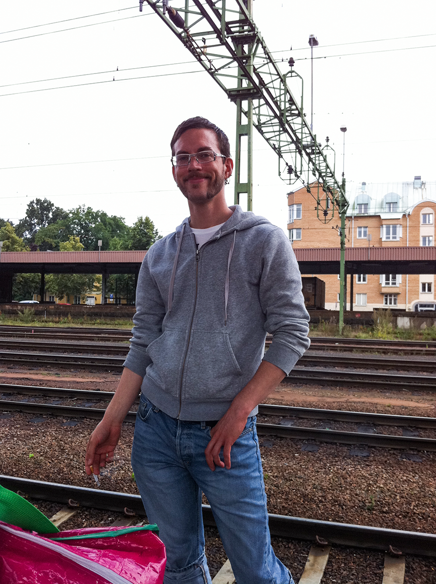 Fulpysslare på Karlstad centralstation med välfylld pysselväska i förgrunden.