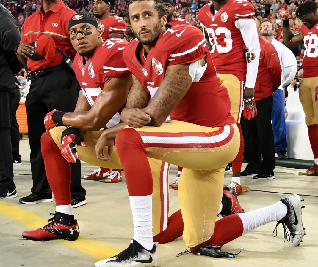 160913103322-colin-kaepernick-la-rams-kneel-full-169.jpg
