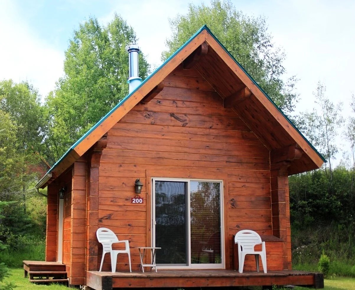 ....Petit .. Small.... chalet : Ermitage St-Antoine de Lac Bouchette (crédit photo)