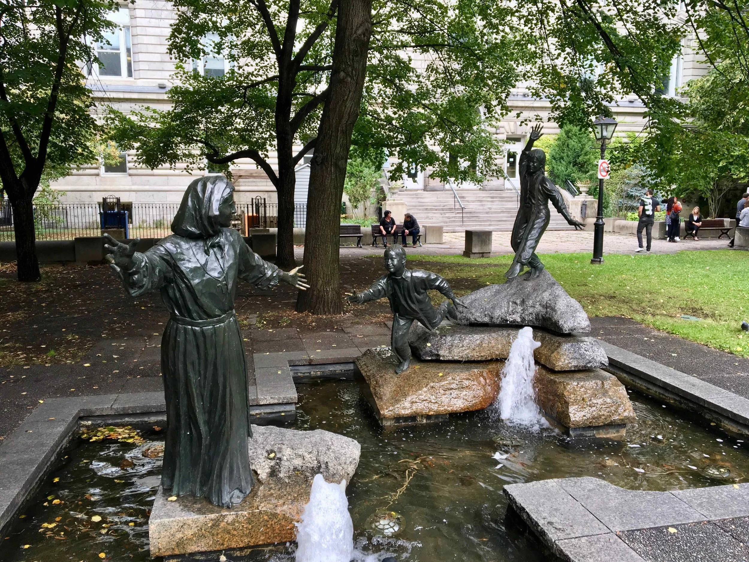 ….Sculpture de Jules Lasalle: Hommage à Marguerite Bourgeoys. Nous la retrouvons sur la place Marguerite-Bourgeoys sur la rue Notre-Dame Est à Montréal. ..Sculptural representation of Jules Lasalle: Tribute to Marguerite Bourgeoys. It stands in Place Marguerite-Bourgeoys on Notre-Dame Street East in Montreal. ….