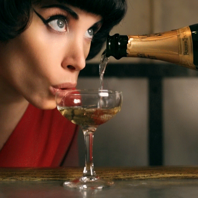 Чуть чуть вина. Женщина пьет ш. Пить шампанское. Девушка с бутылкой коньяка. Девушка с фужером шампанского.