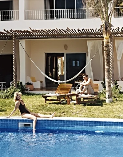 The junior suite swim up suites comes equipped with all the amenities of the junior suite, in addition to a private furnished terrace with an outdoor jacuzzi, two sunbeds, and one hammock. The pool is just 2 or 3 meters away from your terrace.King b…