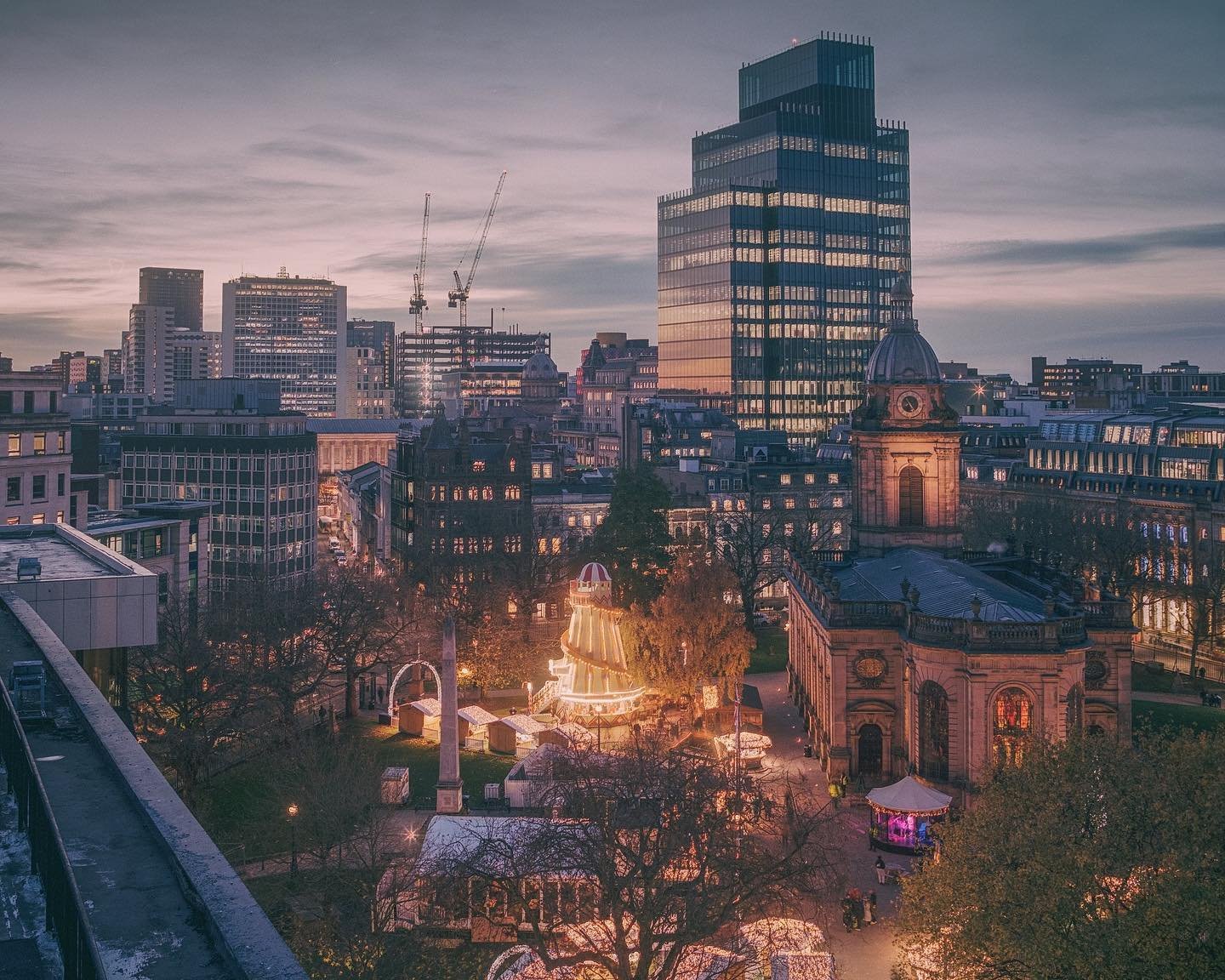 Earlier this week, I had the chance to shoot from a very special location, you can read about it (and see all the images) link on my profile&hellip;
.
.
.
.
.
#birmingham #skyline #urban #Christmas #rooftop #mediumformat #film #120mm #cinestill800t #
