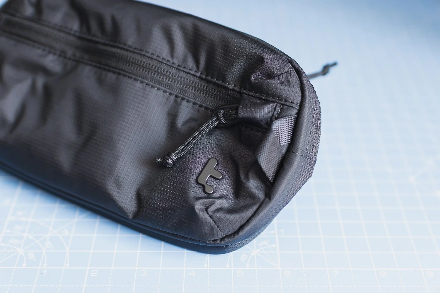 Tomtoc Aviator-T33 Sling front zipper