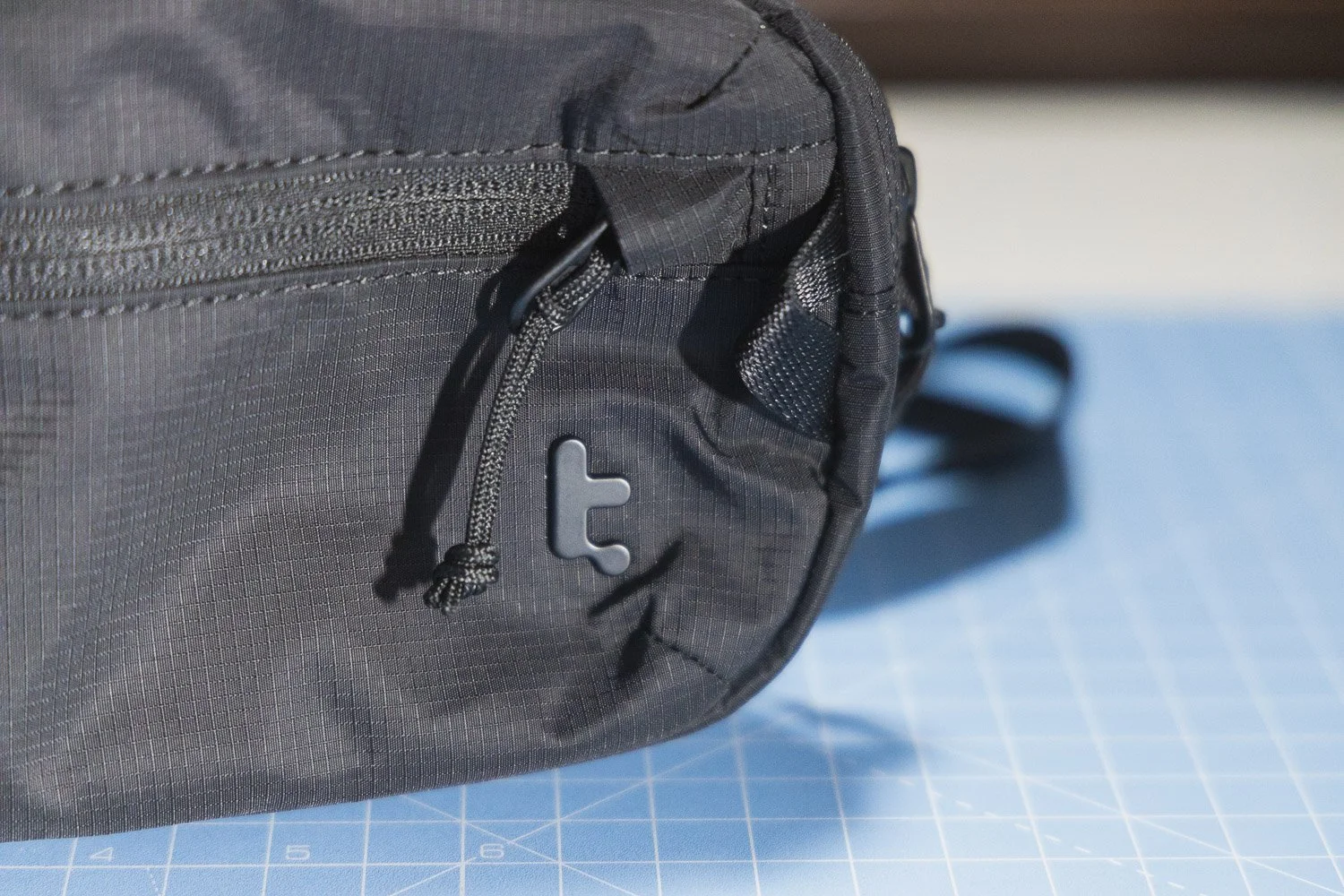 Tomtoc Aviator-T33 Sling zipper detail