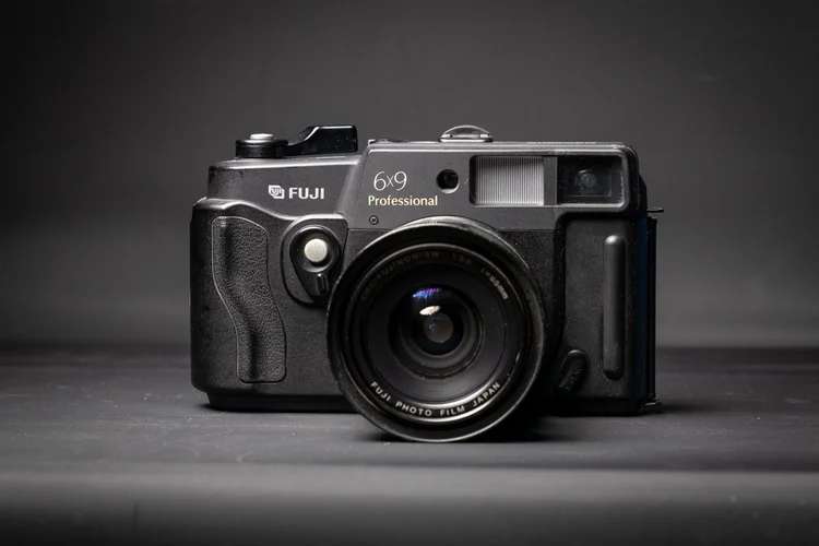 REVIEW: Fujifilm GSW690III - Big and Wide!