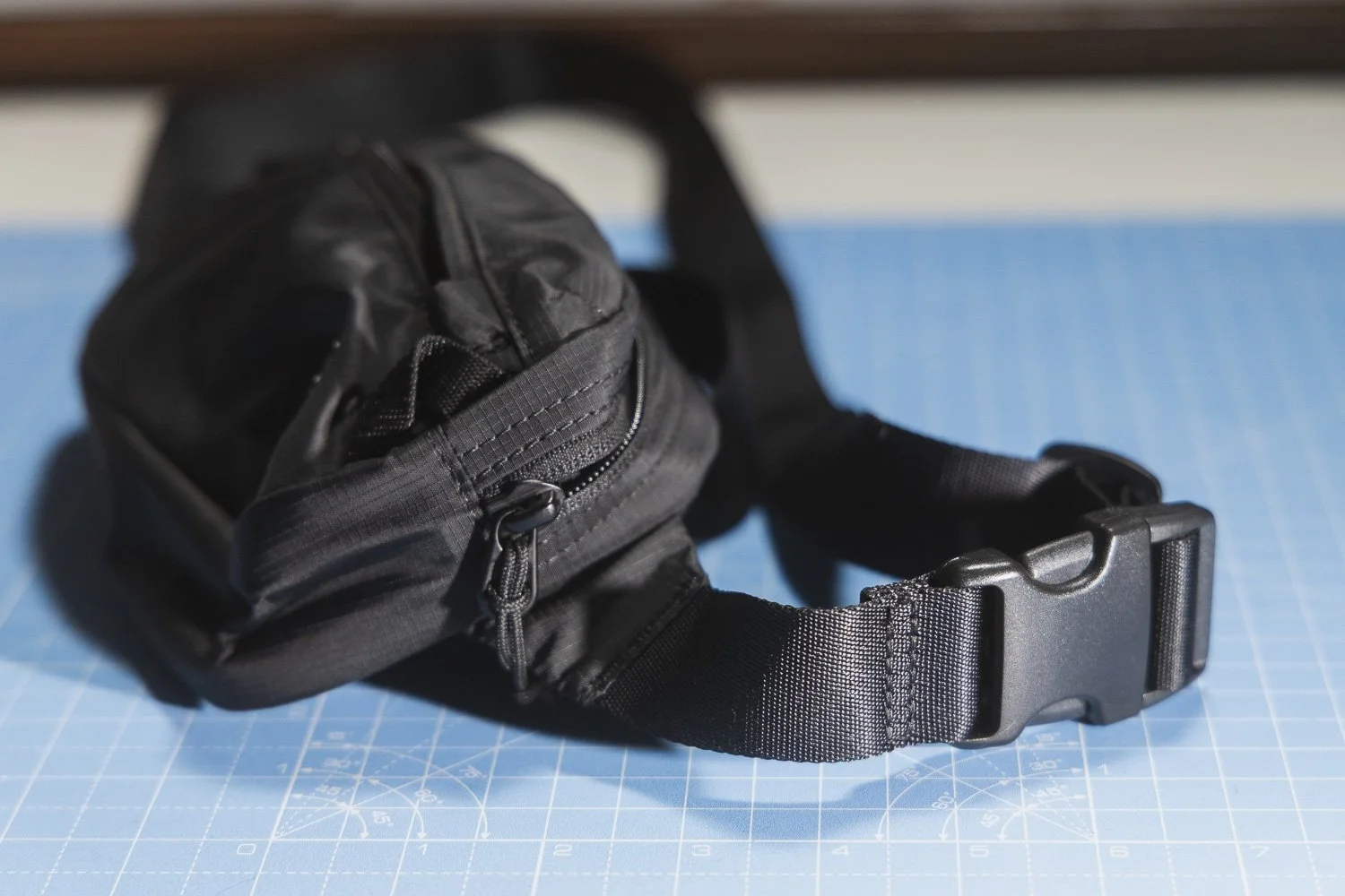 Tomtoc Aviator-T33 Sling view of buckle