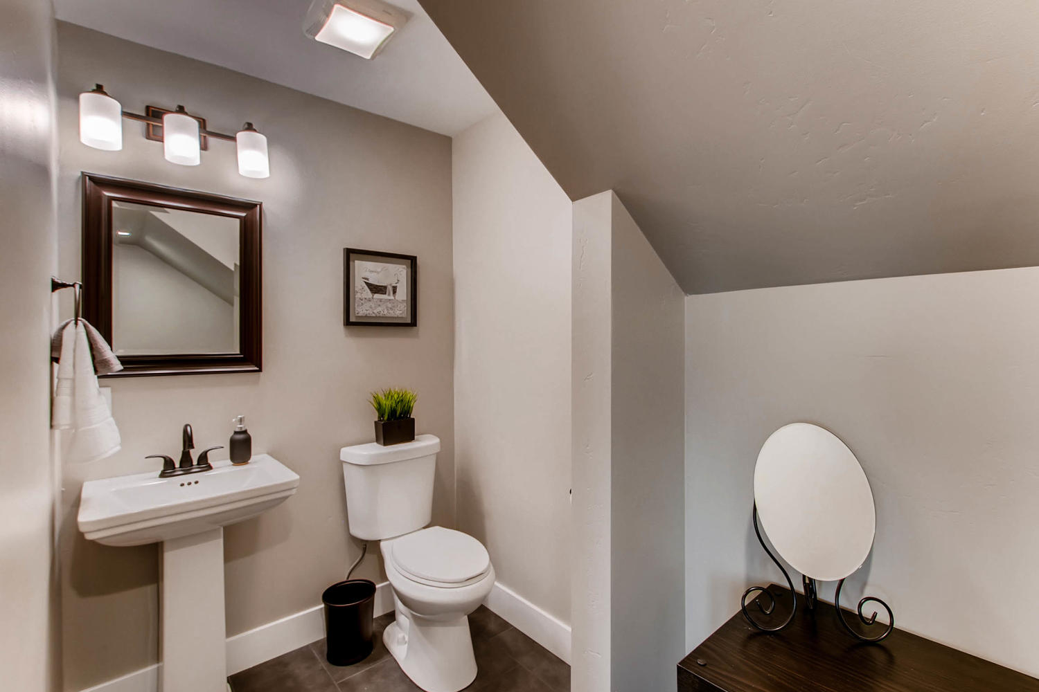 664 Starbright Ln Alpine CA-large-019-4-Powder Room-1500x1000-72dpi.jpg