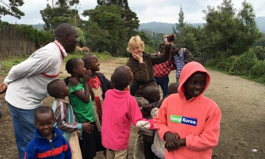 Lynn Hitschler shows Masaai children photos of themselves