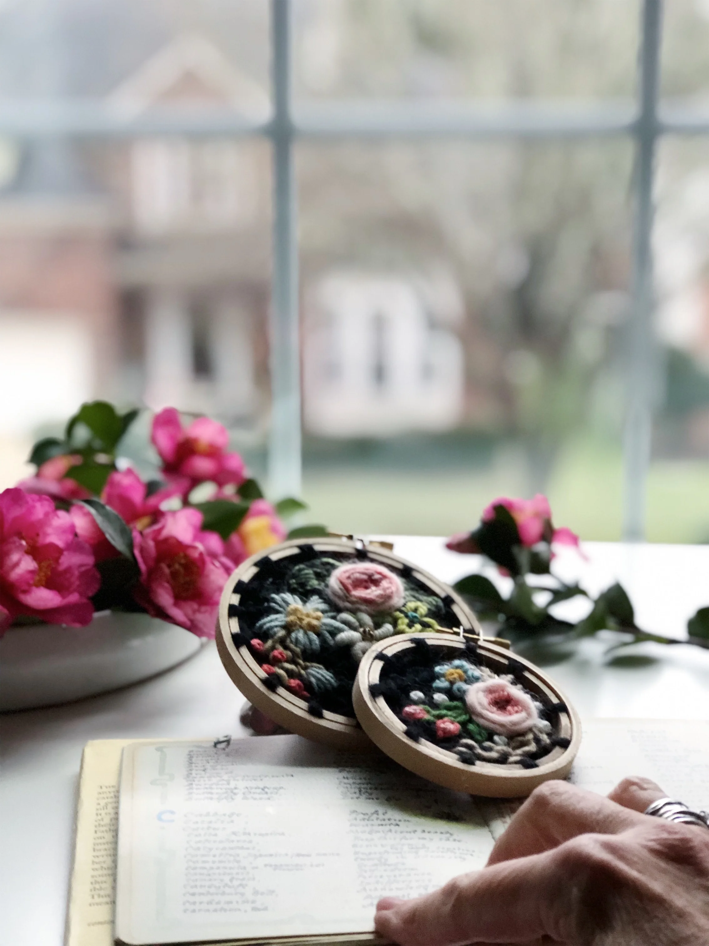 wool-embroidery-black-floral-oandystudio-botanical-hoop.jpg