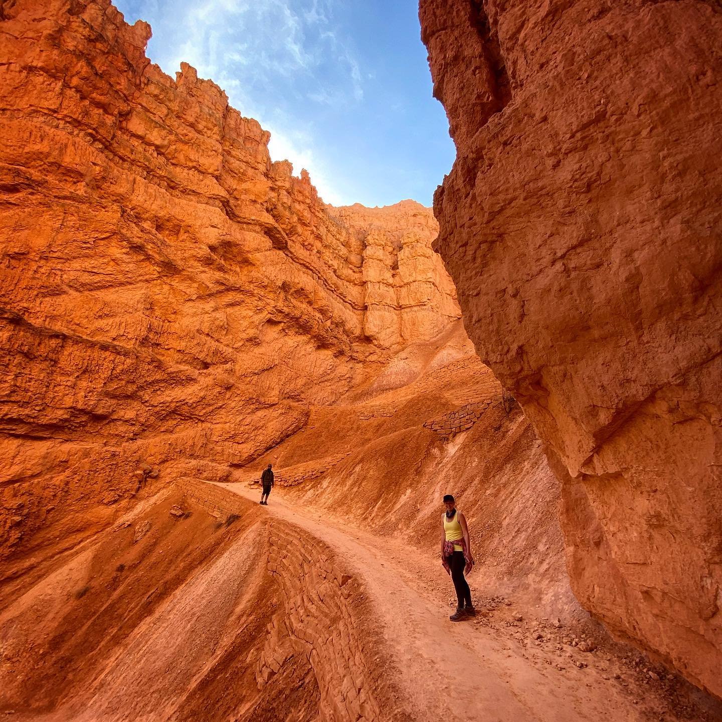 Walking through the hoodoo at Bryce Canyon National Park.

#utah 
#roadtrip
#brycecanyon 
#hoodoo