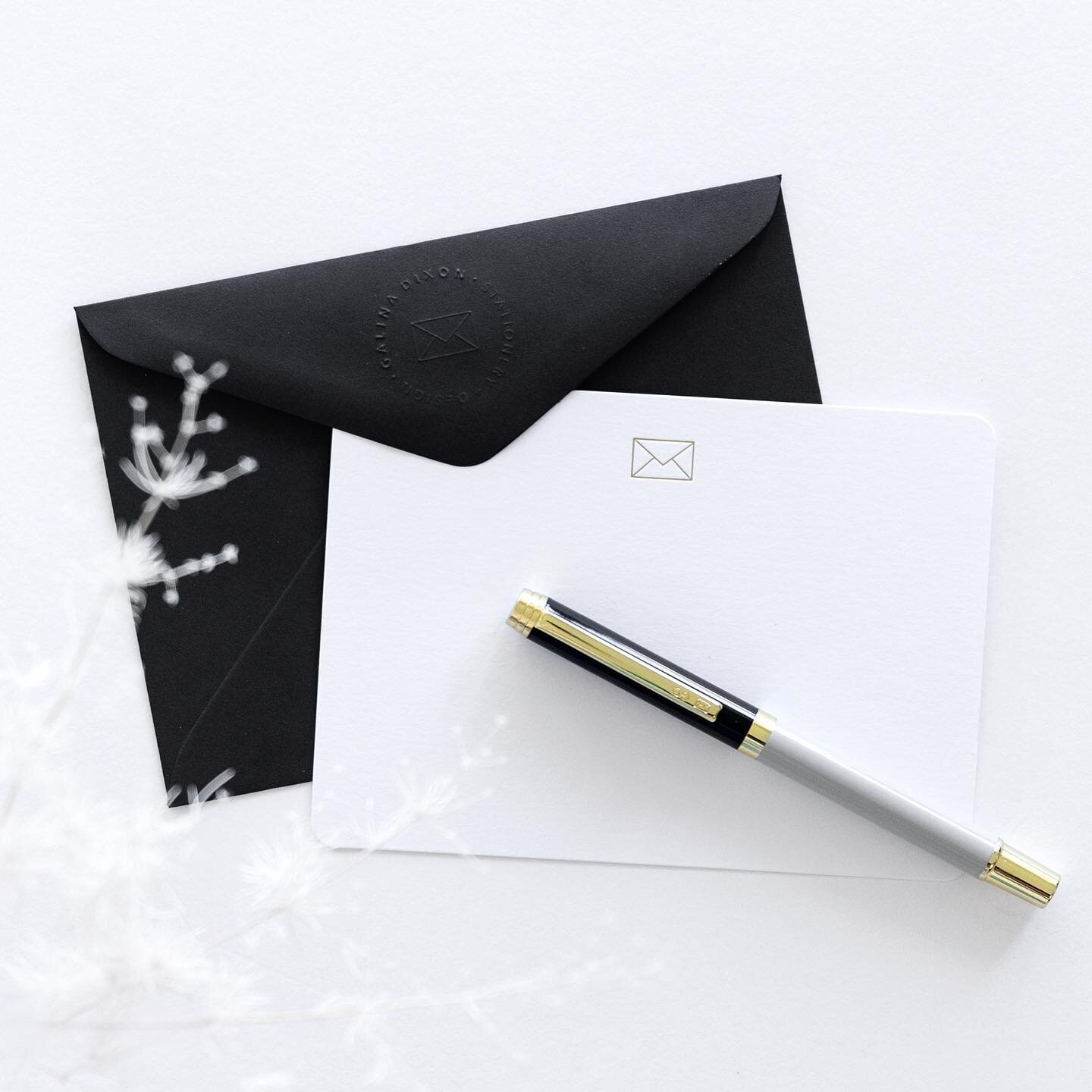 Black + gold ✨ ✉️ ✨ How many envelopes do you see?