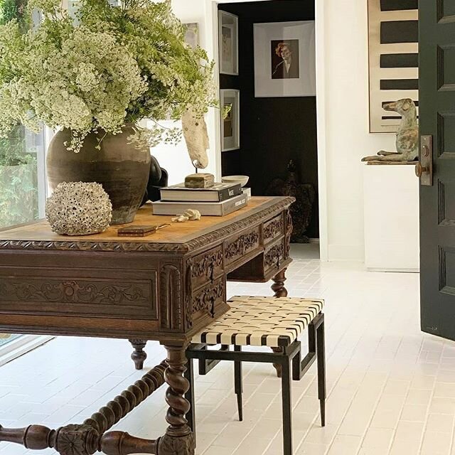 Heart eyes for this situation right here! Antiques and the modern art and whites and the dark - perfect styling by @william_mclure.
.
.
.
.
.
.
.
.
 #interiorgoals #interiordesigngoals #roomgoals #decorinspo #roomforinspo #interiors #inspiration  #in
