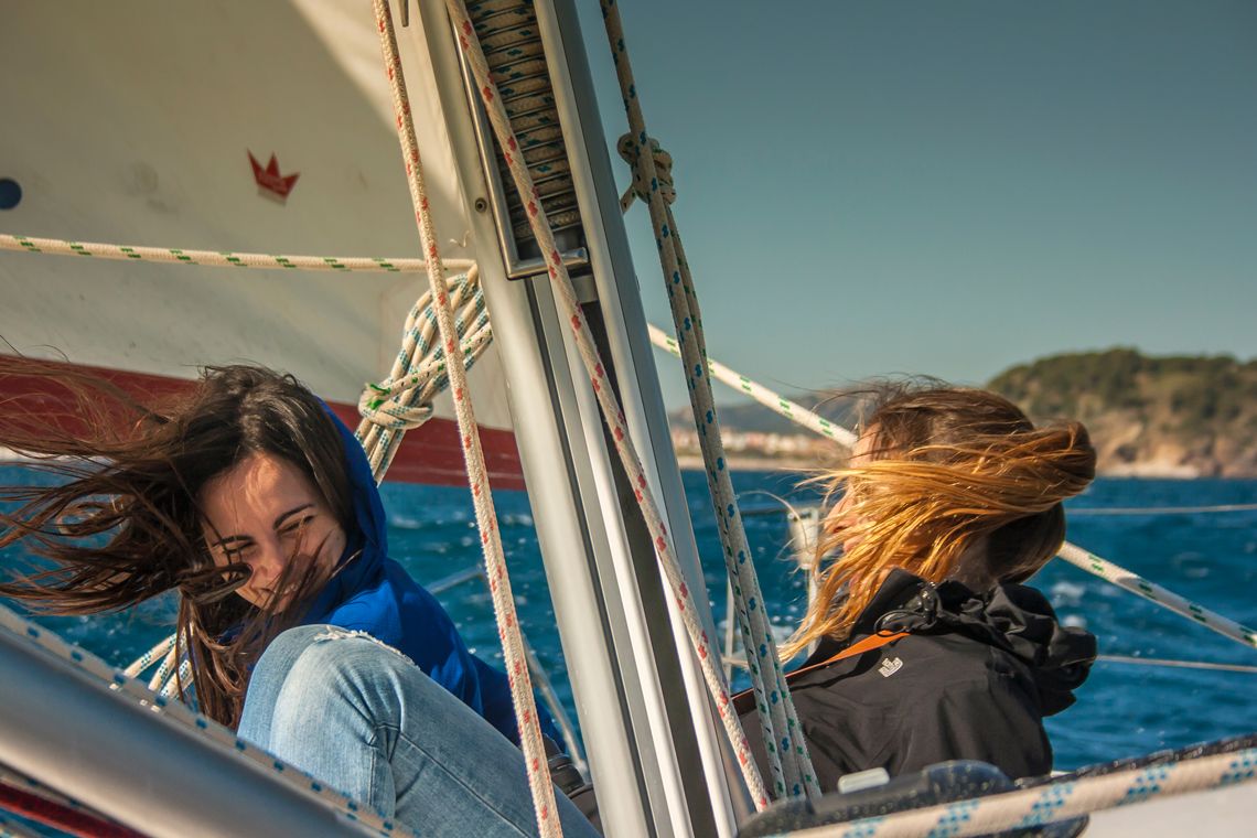 Difrutando del viento en el barco